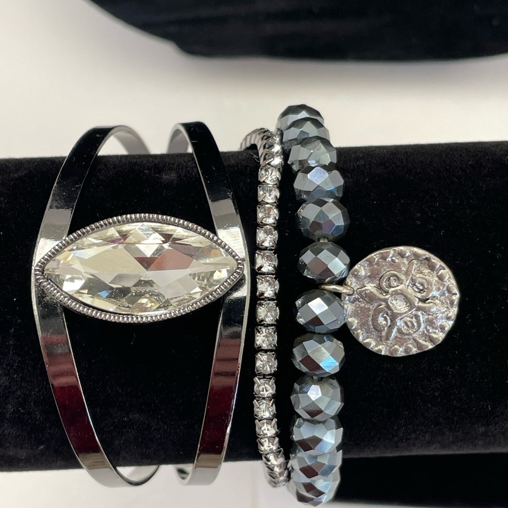 Toss Me A Tiara and Beaded Bracelet Set - Picture 2 of 7